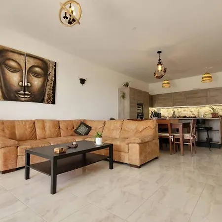 Luxury En-suite Double. Beach-house With Sea Views *