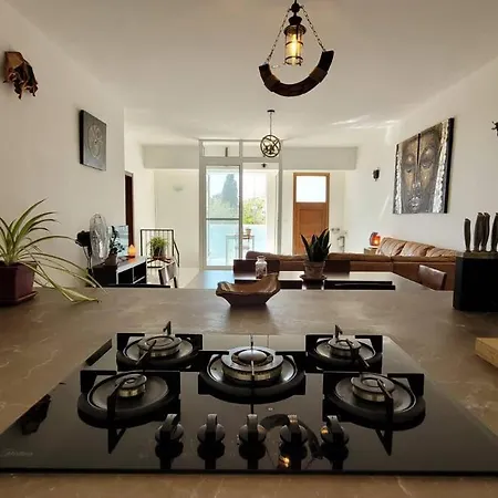 Luxury En-suite Double. Beach-house With Sea Views Apartment