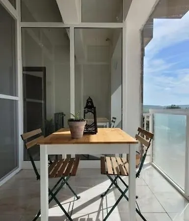 Luxury En-suite Double. Beach-house With Sea Views Apartment