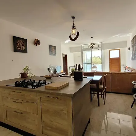 Luxury En-suite Double. Beach-house With Sea Views Apartment *