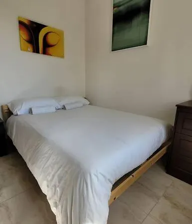 Luxury En-suite Double. Beach-house With Sea Views Apartment *
