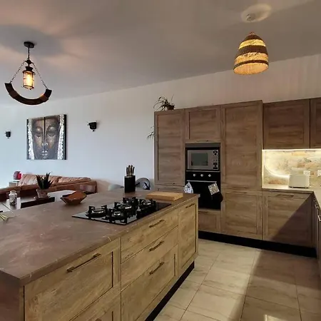 Luxury En-suite Double. Beach-house With Sea Views *