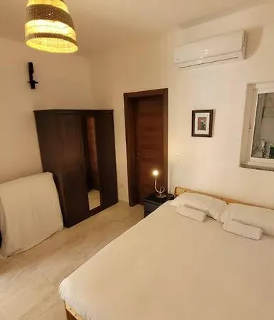 Luxury En-suite Double. Beach-house With Sea Views Apartment