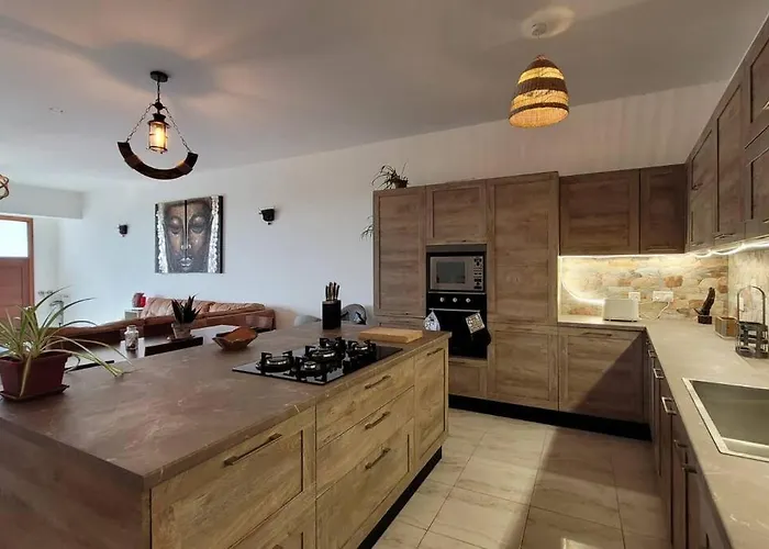 Luxury En-suite Double. Beach-house With Sea Views *